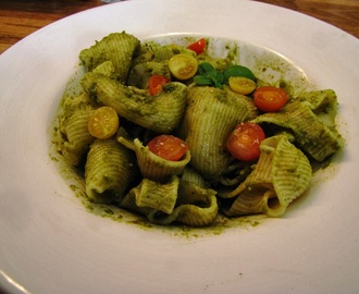 Pasta med hemgjord pesto - en riktig favoriträtt!