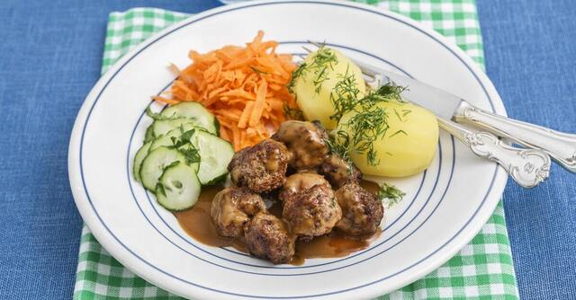 Köttbullar med gräddsås och inlagd gurka