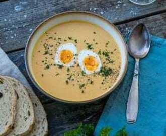 Krämig morotssoppa med röda linser och gul curry