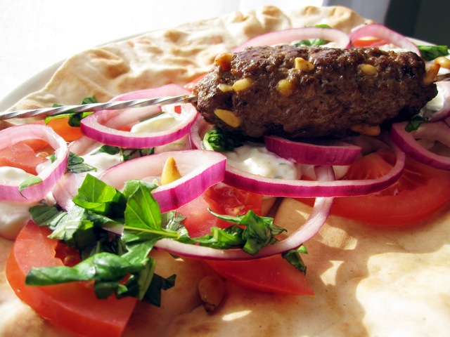 Kebabspett med pitabröd, tzatziki och syrad rödlök