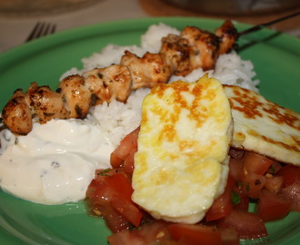 Kycklingspett i ugn med ris, yoghurtsås och Stekt halloumi på tomat & basilika bädd.