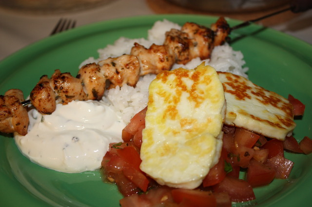 Kycklingspett i ugn med ris, yoghurtsås och Stekt halloumi på tomat & basilika bädd.