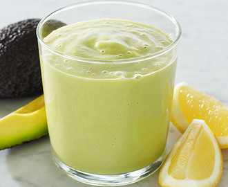 Grön smoothie med avocado och citron