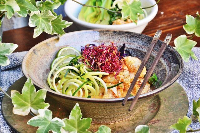 Het röd curry med kokosmjölk och blomkål (vegansk)