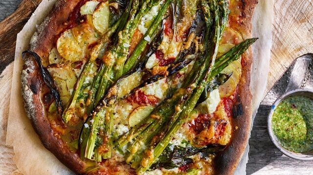 Pizza med färskpotatis, sparris och ramslöks- och chiliolja