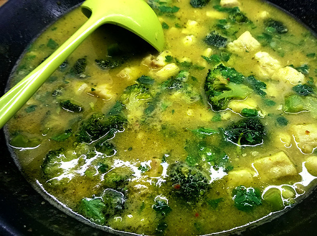 Fisksoppa med broccoli och kokosmjölk