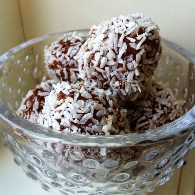 Magiskt goda "snickers"-/chokladbollar med rå kakao