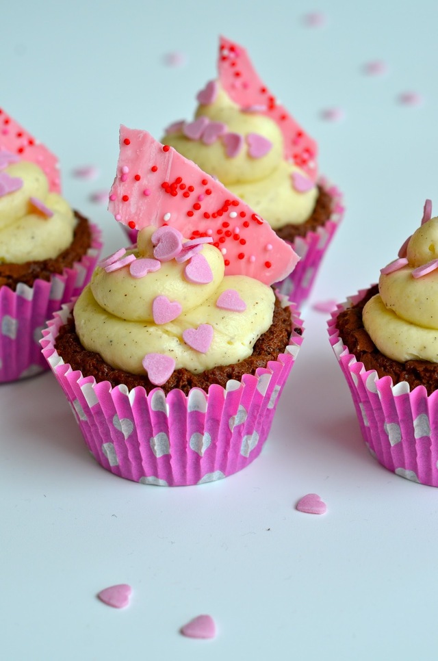 Rosa cake pops och hjärtliga cupcakes