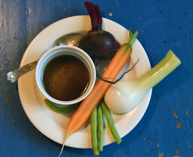 Bagna cauda med rödbetor & lök, bönor & morötter