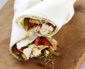 Wraps med krämig kycklingsallad och bacon