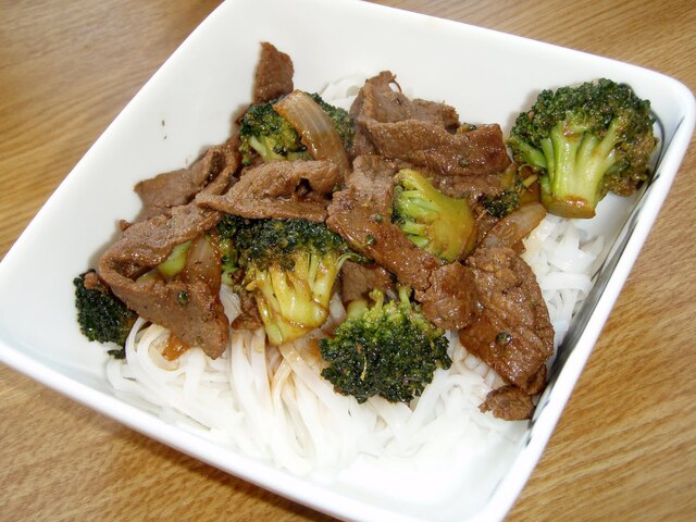 Kinesisk biff-& broccoliwok