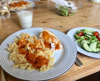 Farfalle med kyckling och tomatsås