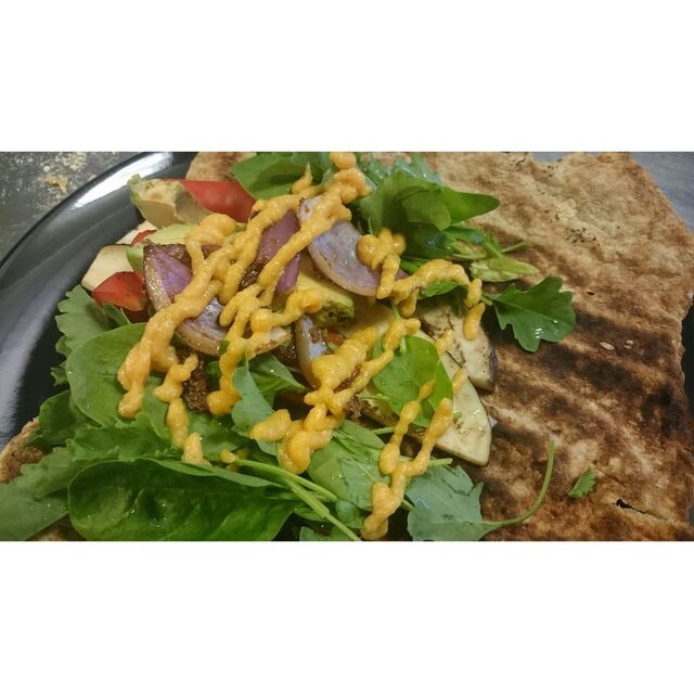 Vegan - Wrap med grillade grönsaker, falafel, "nacho-cheese-dipp" och bönchips.