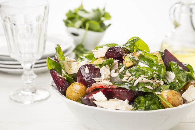 Sallad med rödbetor, färskpotatis & chévre