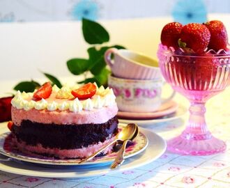 Tårta med jordgubbsmousse och chokladganache.