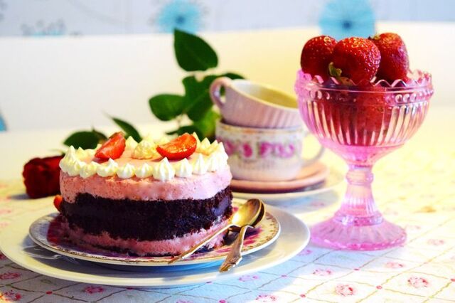 Tårta med jordgubbsmousse och chokladganache.