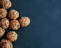 Recept: Nyttiga snickersbollar (utan socker och gluten)