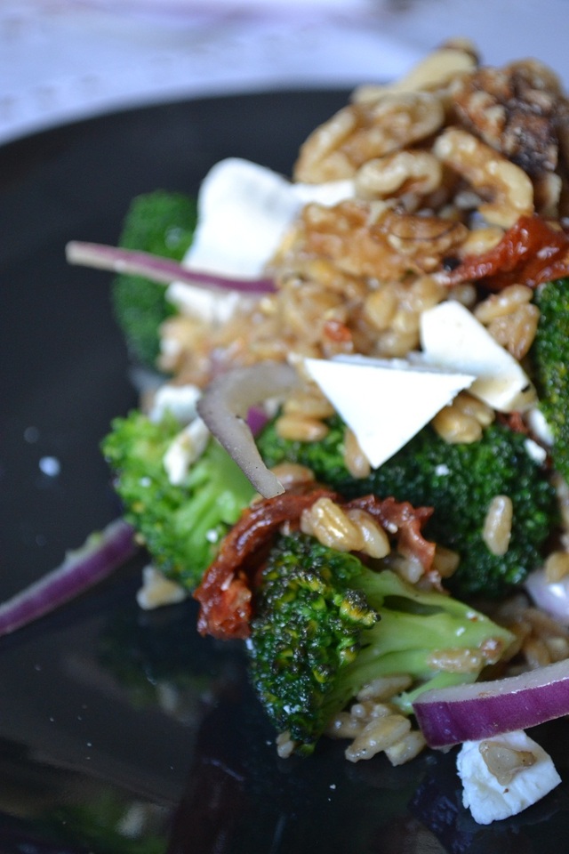 Veckans vegetariska: Ljummen broccolisallad med matvete