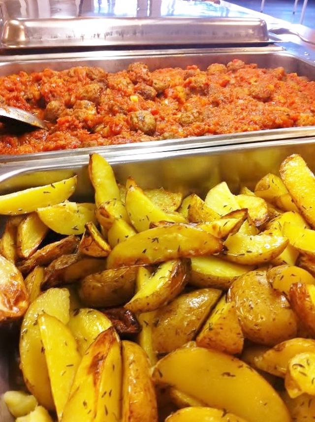 Skollunch #2 - köttbullar med långkokt tomatsås och potatisklyftor i ugn