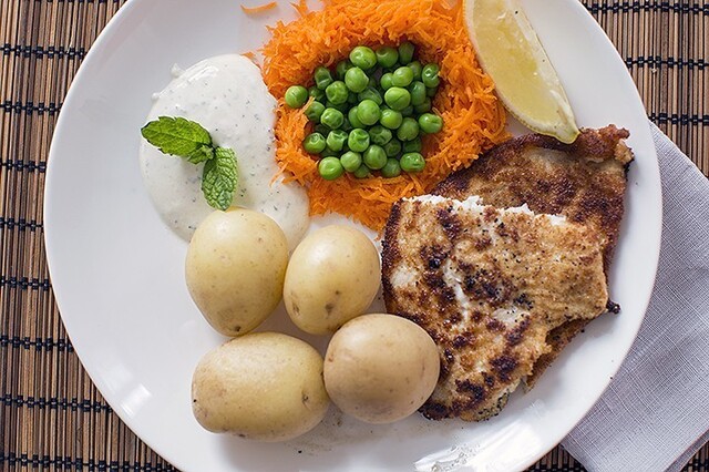 Panerad rödspätta, kokt potatis & kall sås – dagens lunchtips.