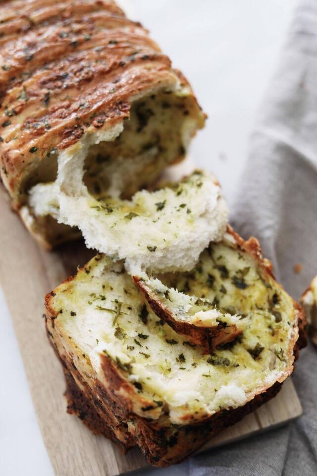 Pull-apart bread med ost, hvidløg og persille