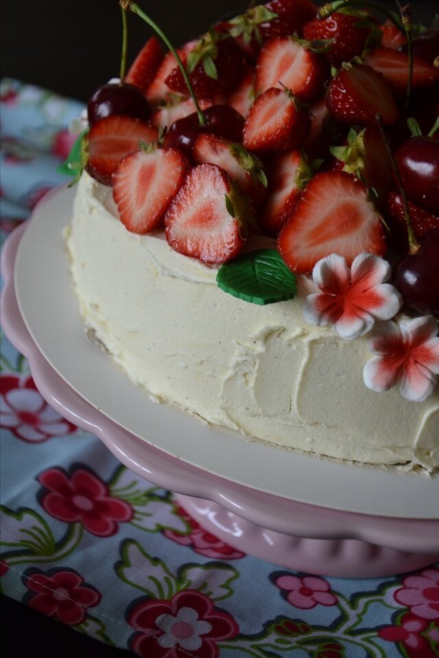 Laktos- & glutenfri sommartårta med jordgubbar och bigarråer