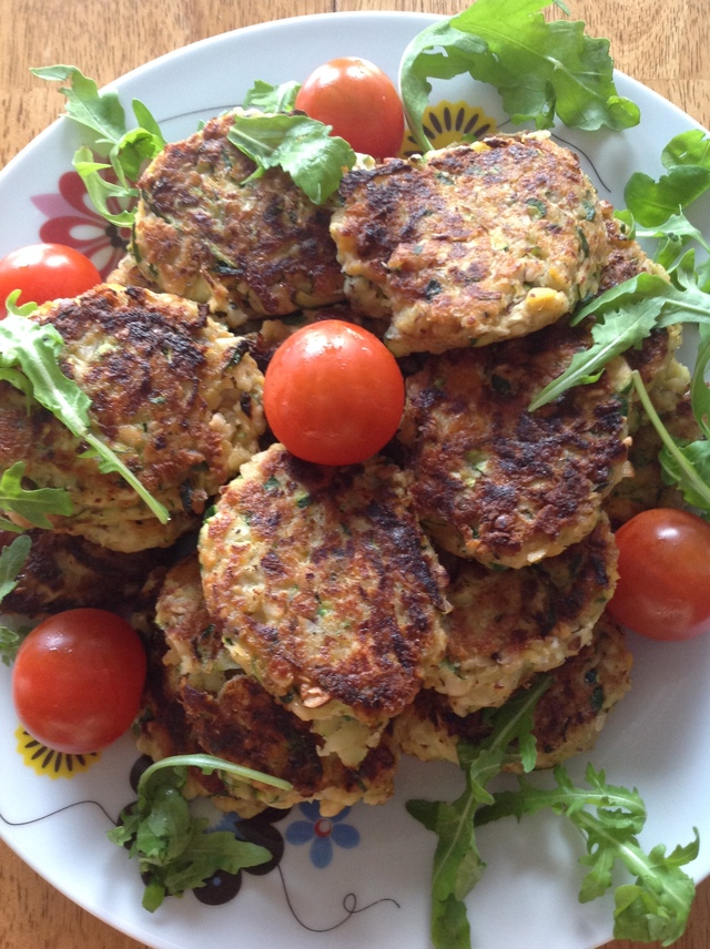 Zucchinibiffar med hasselnötter och kikärtor / Tortitas de calabacín con avellanas y garbanzos