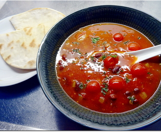 Mexikansk bön- och chilisoppa med quesadillas