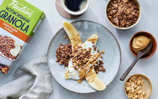 Banana split med jordnötsssmör och granola