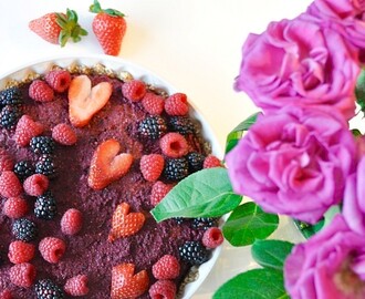 Raw Alla hjärtans dag-tårta med hallon och blåbär
