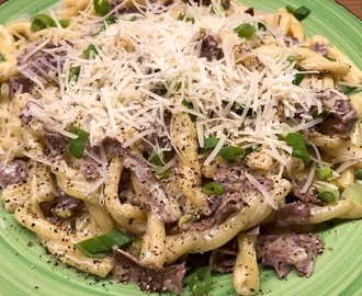 Krämig pasta med rostbiff och parmesan
