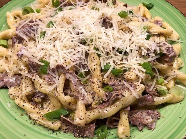 Krämig pasta med rostbiff och parmesan