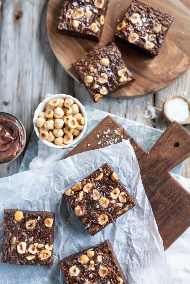 Saftig nutella & bananbrownie med hasselnötter