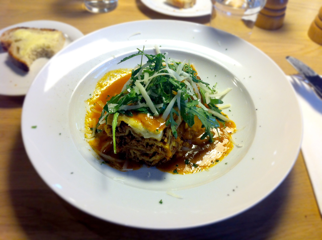 Delikatessen: Lasagne med tomatsås, parmesan och ruccola.