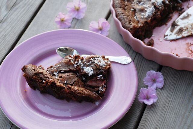 Kladdkaka med kokos och jordgubbar