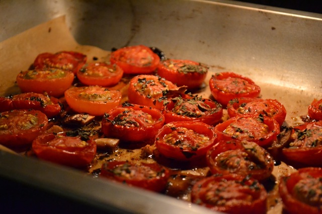 Kycklinsallad med ugnsrostade tomater och hommus