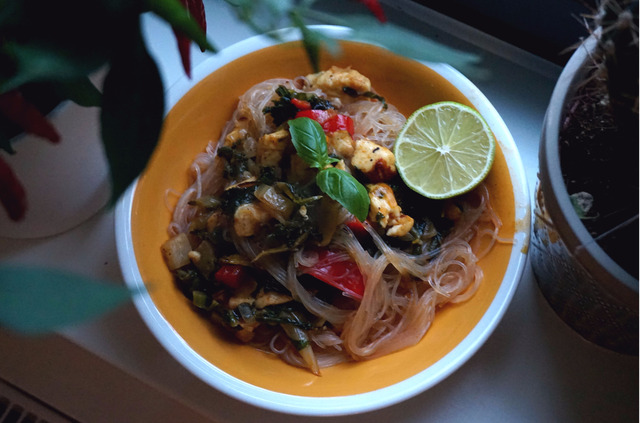 Röd curry med halloumi, grönkål och kokosmjölk