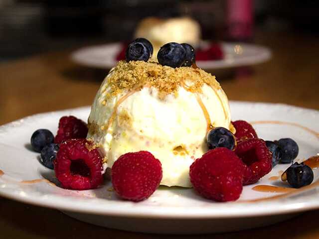 Mascarponecheesecake med färska hallon och blåbär