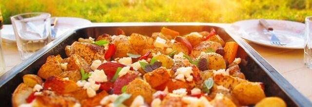 En enkel sommarmiddag – rotfruktsplåt med kyckling och rucolasås | Foodfolder - Vin, matglädje och inspiration!