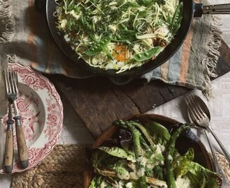 Mat på bordet snabbt – bakade ägg med zucchini och sparris med yoghurtdressing