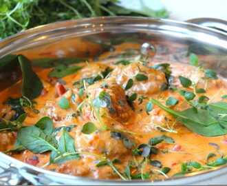 Saftiga kycklingköttbullar i en krämig tomatsås – på ett knapptryck!