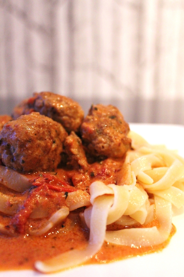 Basilika- och parmesanfrikadeller med het tomatsås