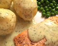Ugnsstekt laxfilé med kokt potatis, fisksås och ärter