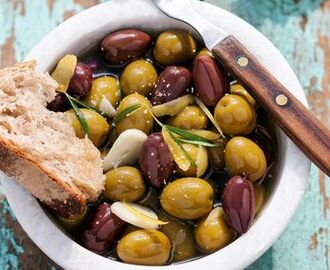 Varma oliver i kryddig olja