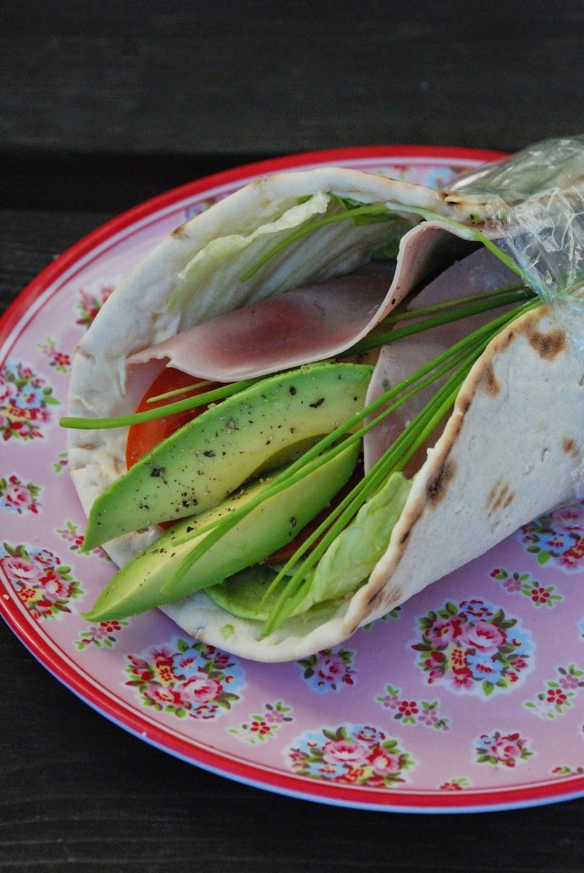 Lunchwrap med skinka och avokado