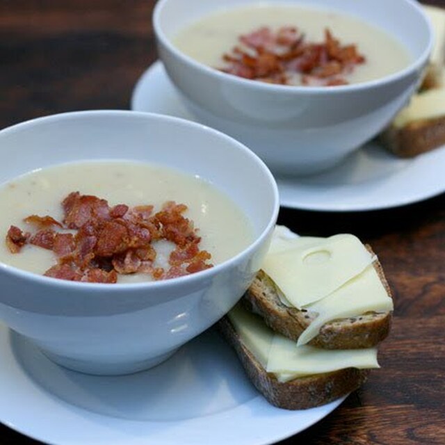 Potatis och purjolökssoppa med krispig bacon