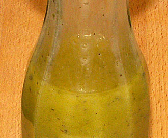 Salladsdressing med basilika, citron och vitlök