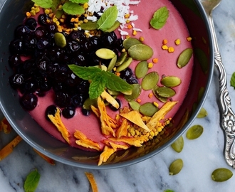 Beetroot smoothie bowl