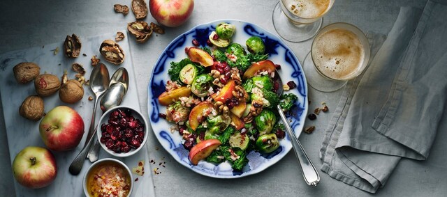 Sallad med ugnsrostad brysselkål, grönkål, äpple och rostade valnötter