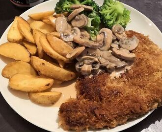 Wienerschnitzel med champignonsovs | Opskrift i 2020 | Opskrifter, Madlavning, Madopskrifter